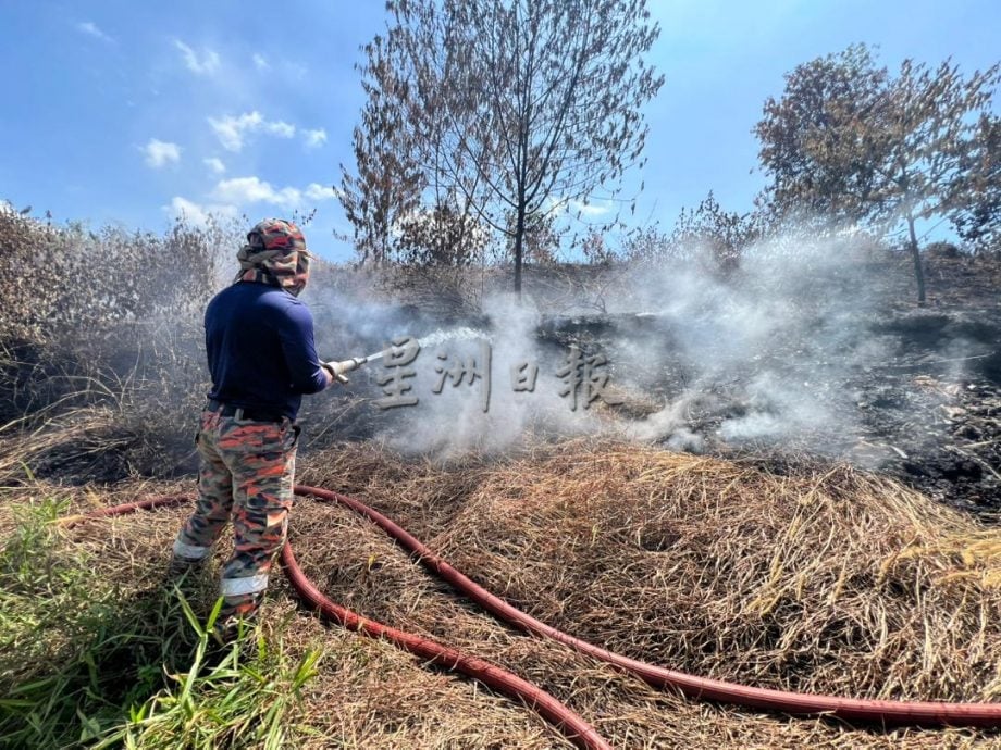 **已签发**柔：封面副文：两日阵雨未扑灭火势 巴口垃圾山现4火点