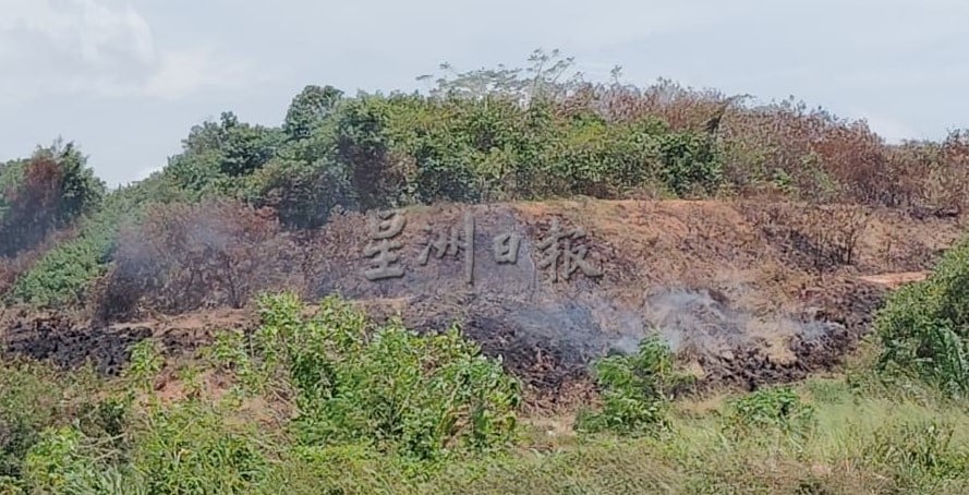 **已签发**柔：封面副文：两日阵雨未扑灭火势 巴口垃圾山现4火点