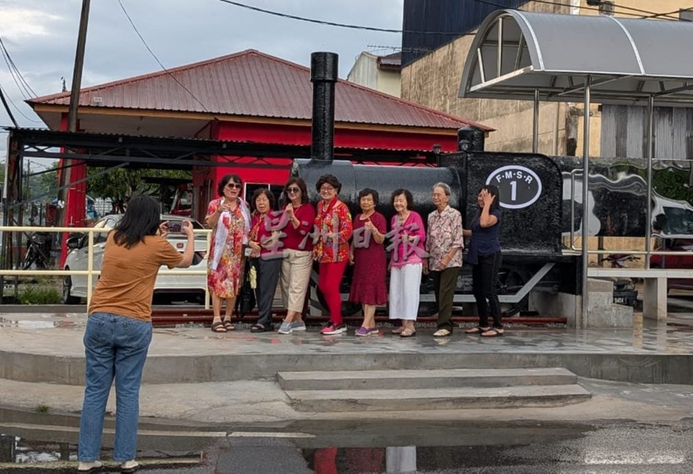 霹：4日见报∕封底主文∕新村美化动起来∕太平十八丁