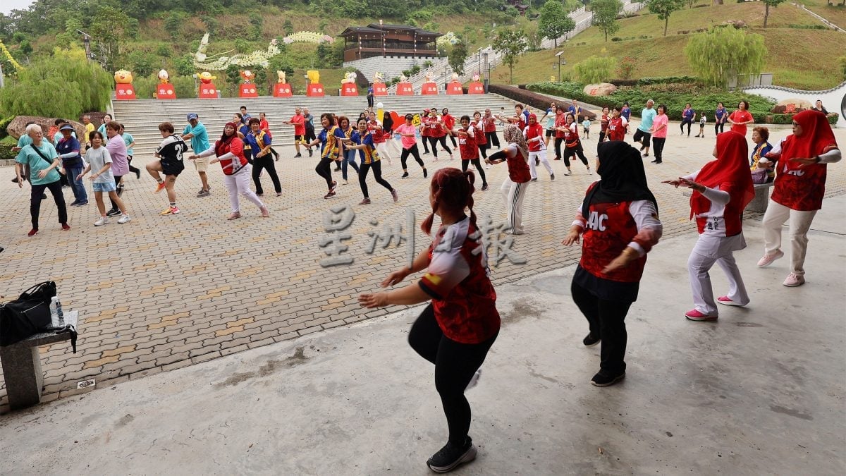 庇朥应和会馆“九九重阳登山祈福”活动 友族同胞齐聚西天宫共襄盛举