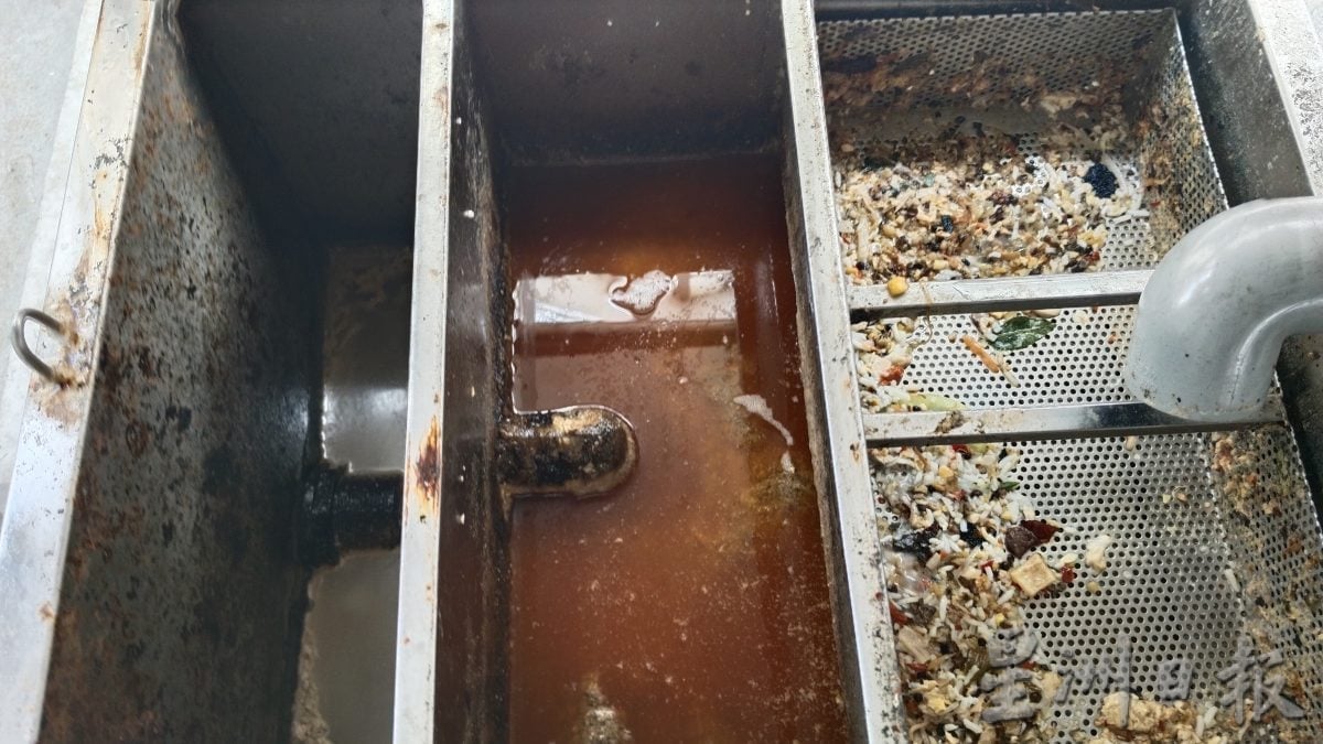 宝坊广场排水管油垢堆积 当局吁业者加装隔油器