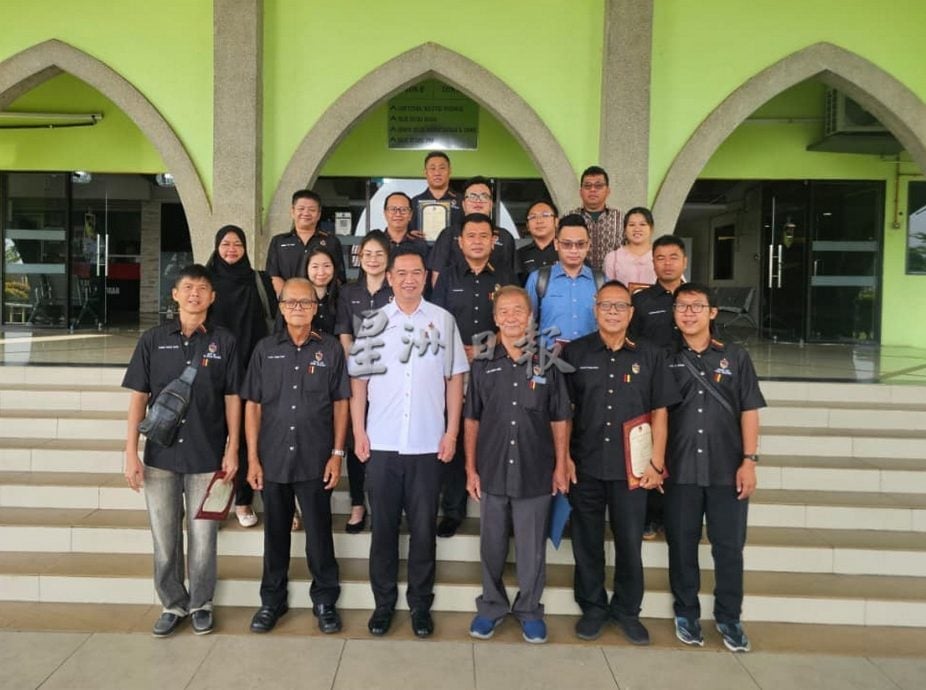 仁保县54村委会新阵容出炉 14华人村长原班人马续任 两秘书换新面孔