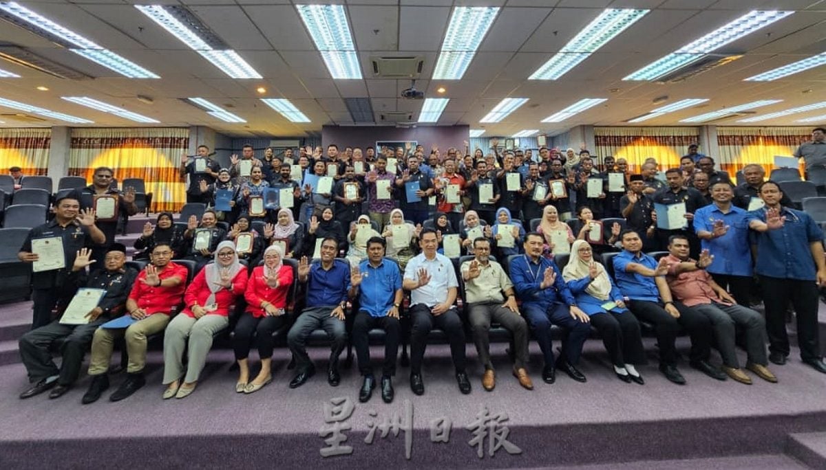 仁保县54村委会新阵容出炉 14华人村长原班人马续任 两秘书换新面孔