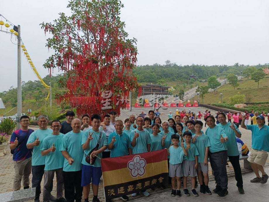 淡边嘉应同乡会一行30人 参与西天宫重阳登山