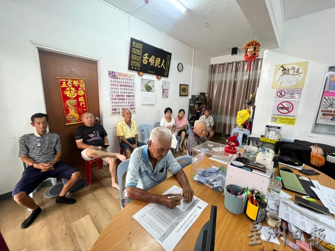 霹:第三版头∕国州议员服务中心忙碌 为STR受惠者更新资料