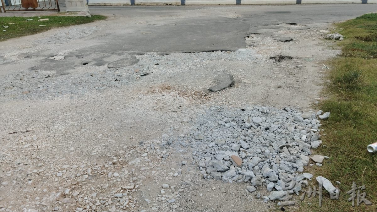 达迈花园通金宝巴士站商业区沙石路 升级为步行道