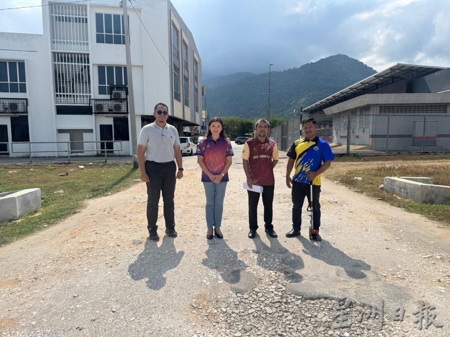 达迈花园通金宝巴士站商业区沙石路 升级为步行道