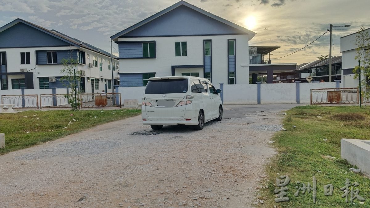 达迈花园通金宝巴士站商业区沙石路 升级为步行道