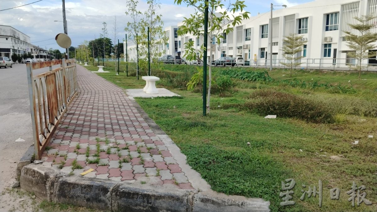 达迈花园通金宝巴士站商业区沙石路 升级为步行道