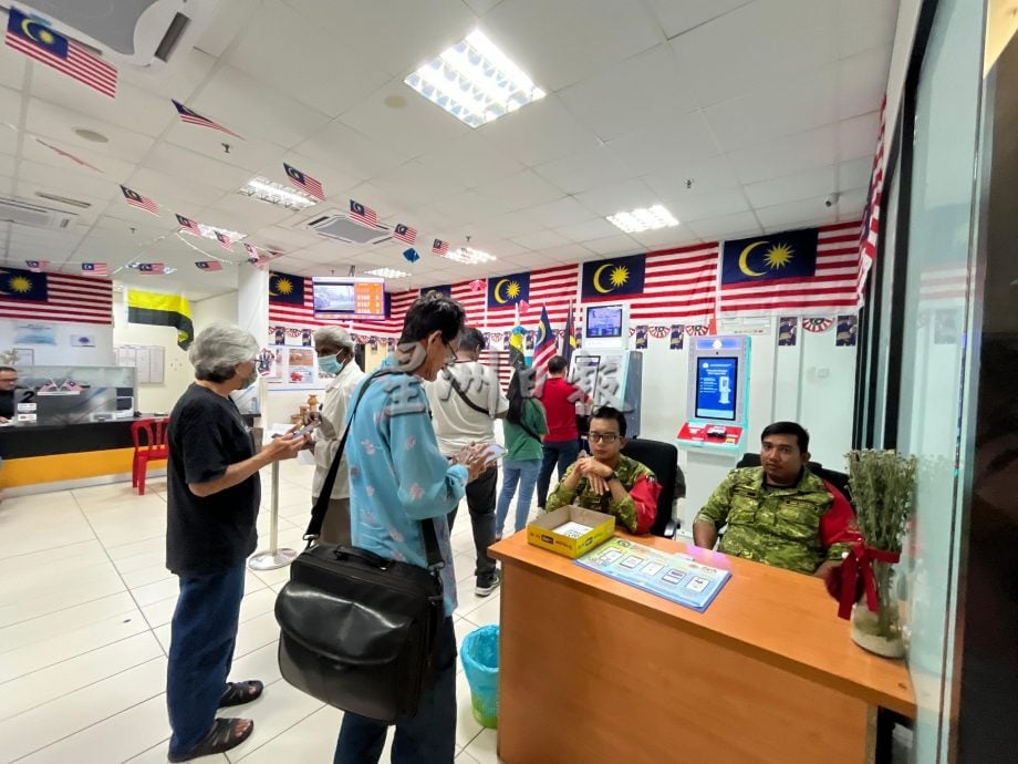 怡交警单日收5万罚款 陆交局交警柜台人潮多