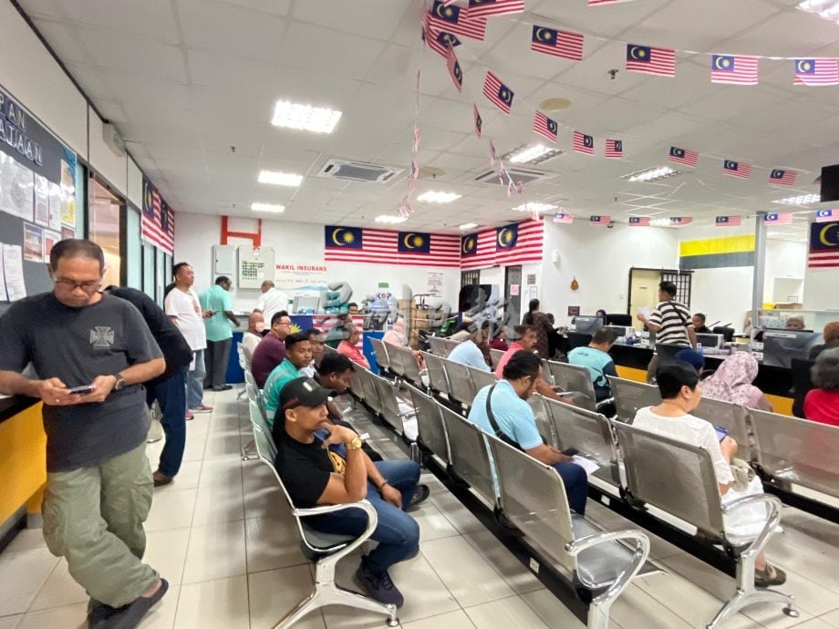 怡交警单日收5万罚款 陆交局交警柜台人潮多