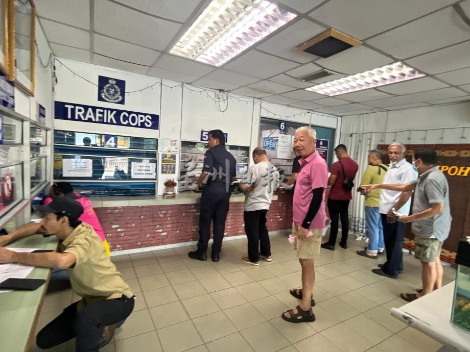 怡交警单日收5万罚款 陆交局交警柜台人潮多