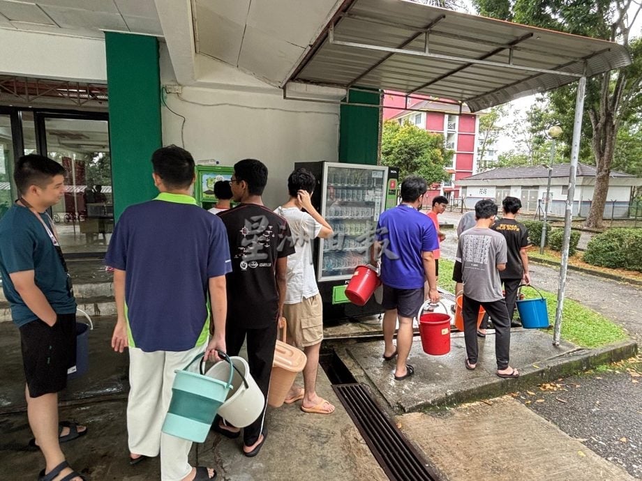 已签发 柔：​850名工大住宿生陷水荒，黄勃扬急送4000支饮用水