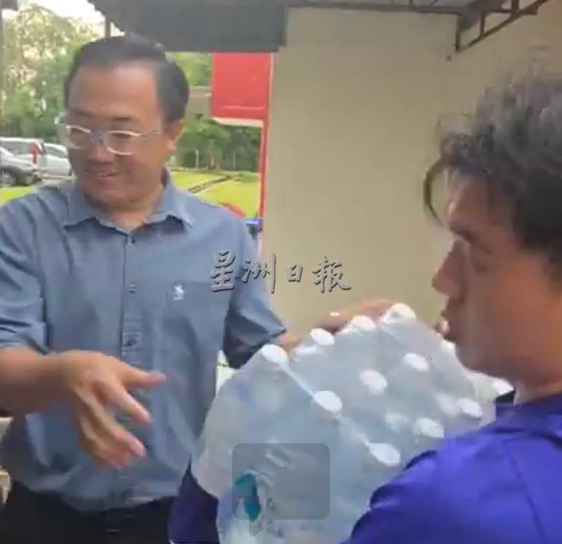 已签发 柔：​850名工大住宿生陷水荒，黄勃扬急送4000支饮用水