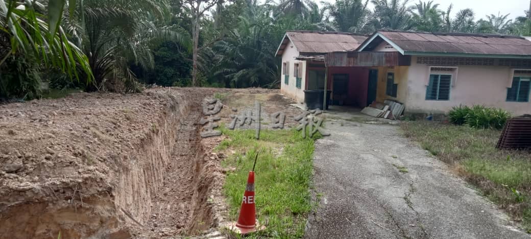 巴也郎农地挖深沟 居民质疑工程目的