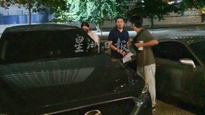 视频 | 律师和4友人陪同 一行人分乘3车 黄明志投案