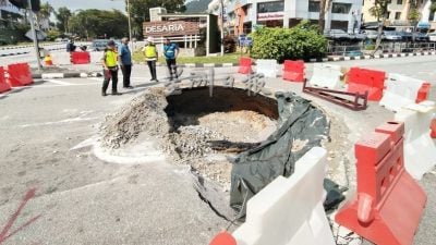 新港地陷坑洞  漏水送验定来源