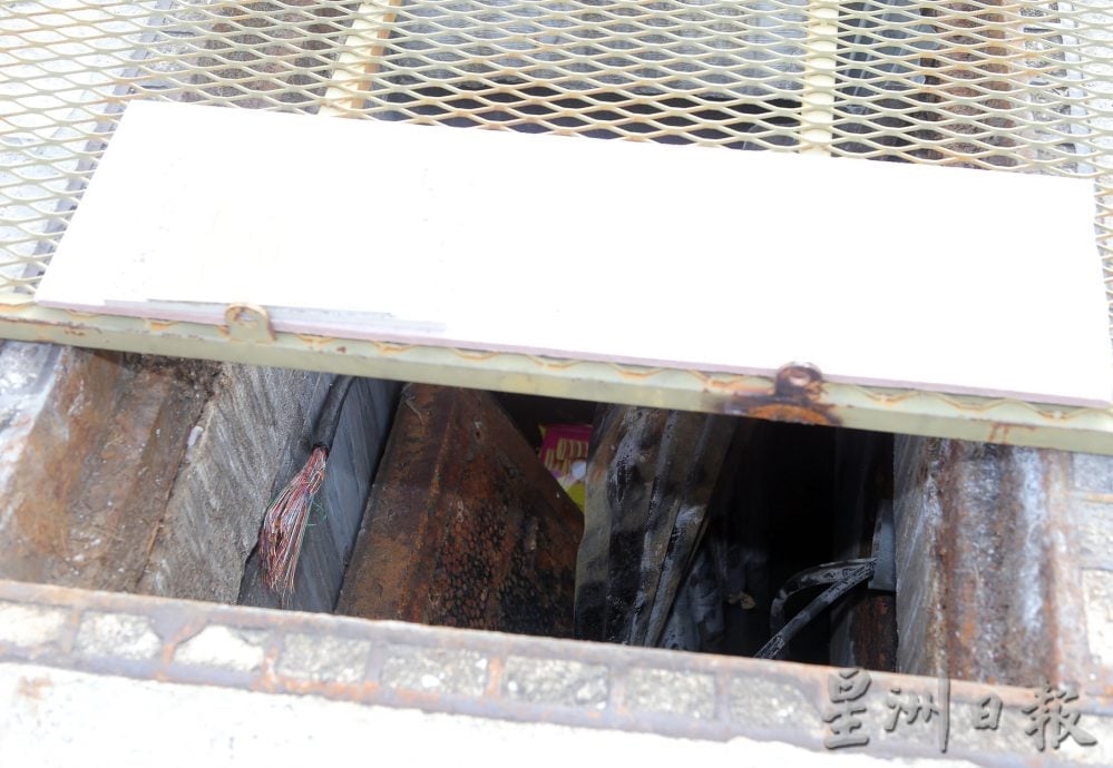 井盖连番被撬偷电缆 周而复始 烦不胜烦