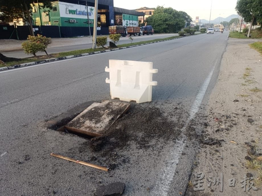 井盖连番被撬偷电缆 周而复始 烦不胜烦