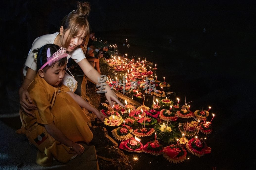 (已签发)柔:马西三宝寺水灯节点亮河岸 祈求人间平安