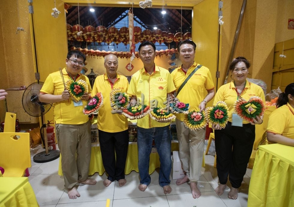 (已签发)柔:马西三宝寺水灯节点亮河岸 祈求人间平安