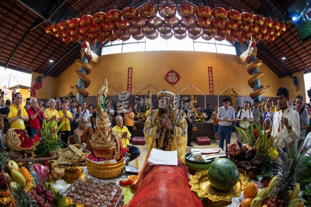 (已签发)柔:马西三宝寺水灯节点亮河岸 祈求人间平安