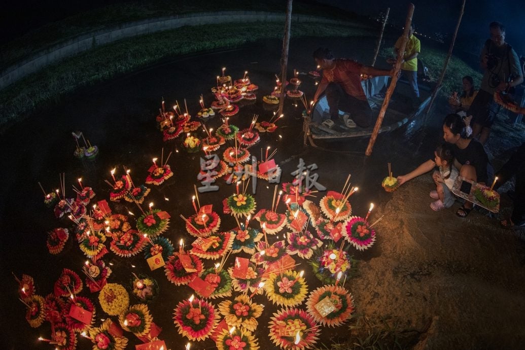 (已签发)柔:马西三宝寺水灯节点亮河岸 祈求人间平安