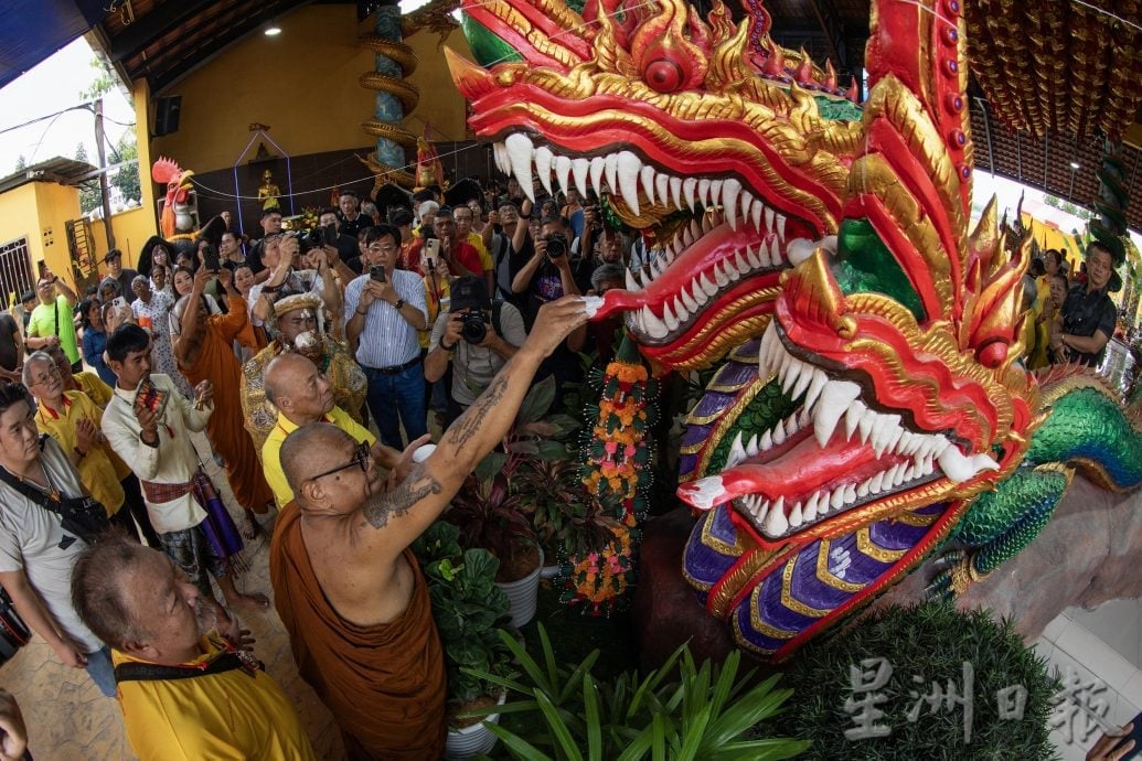 (已签发)柔:马西三宝寺水灯节点亮河岸 祈求人间平安