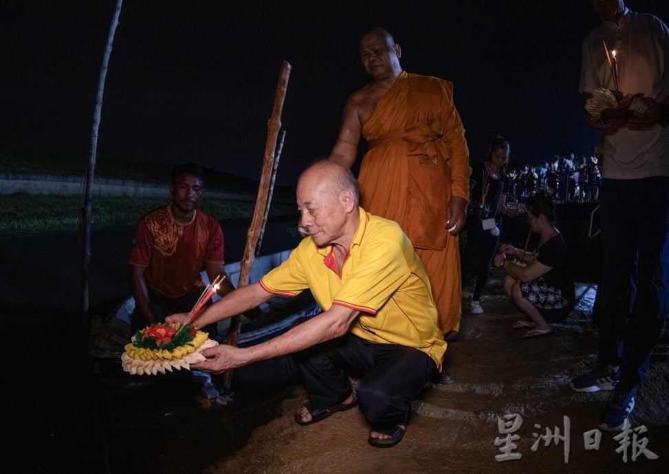 (已签发)柔:马西三宝寺水灯节点亮河岸 祈求人间平安