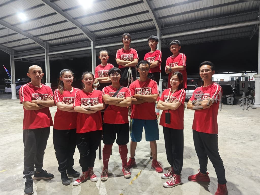 **已签发**柔：封面：这些人那些事〡大旗、高跷、神将  新山洪扬体育会登国际舞台