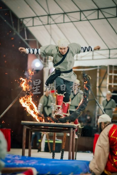 **已签发**柔：封面：这些人那些事〡大旗、高跷、神将  新山洪扬体育会登国际舞台