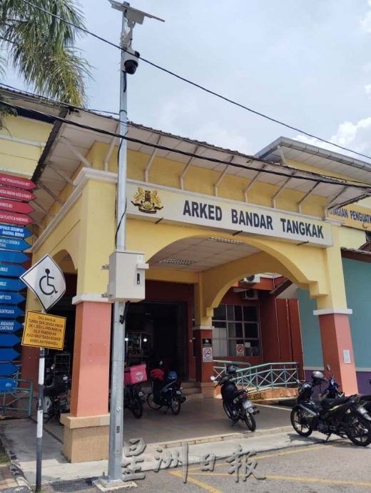 (已签发)柔:封面特稿:东甲县议会落实数计划 朝智能城市目标迈进