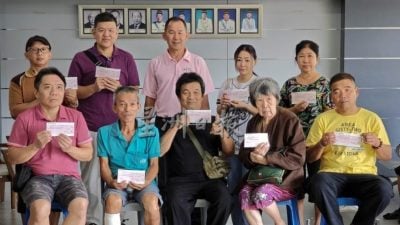 大山脚福德正神会福利组 移交医药援助金给9病患