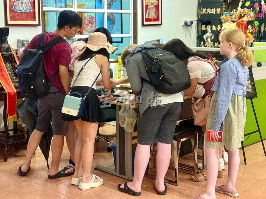 (古城第三版主文)《老街守护者》集章打卡本爆红·助力深度旅游 连接企业与文化