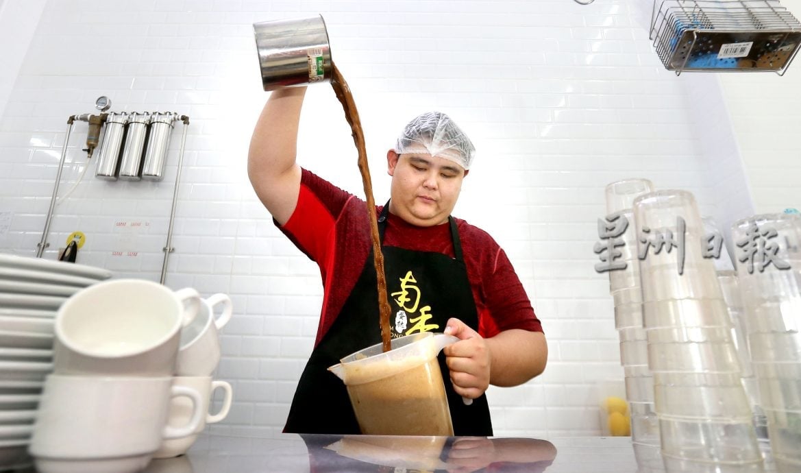 ★11月8日刊登/大霹雳封底主文/【怡保白咖啡】/香浓白咖啡相伴早餐 包容香辣甜咸不抢戏