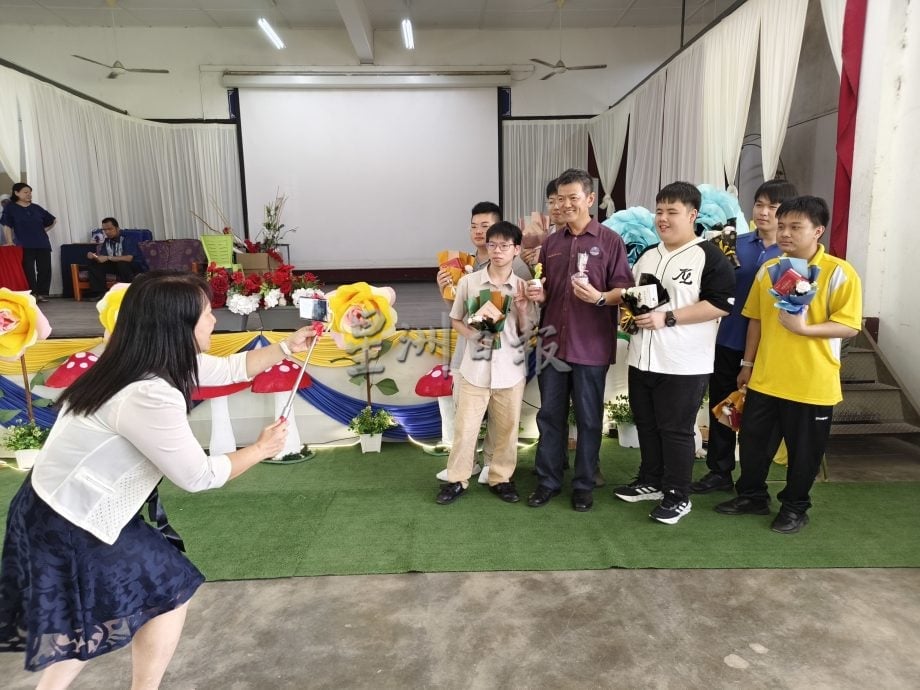 东:直凉华中中五生颁奖礼暨毕业感恩仪式