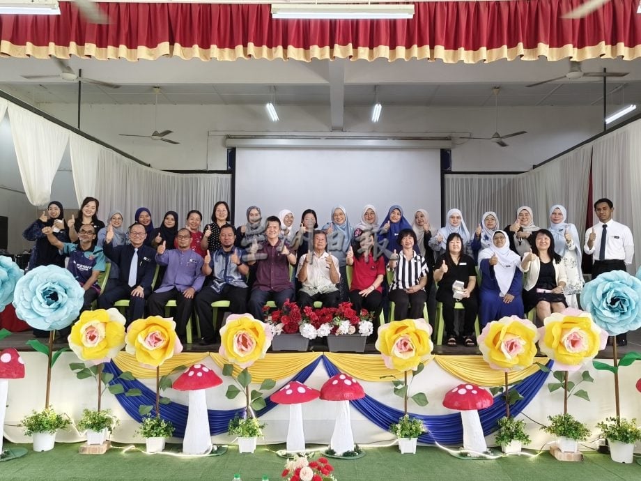 东:直凉华中中五生颁奖礼暨毕业感恩仪式