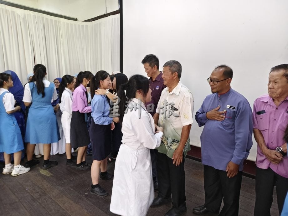 东:直凉华中中五生颁奖礼暨毕业感恩仪式