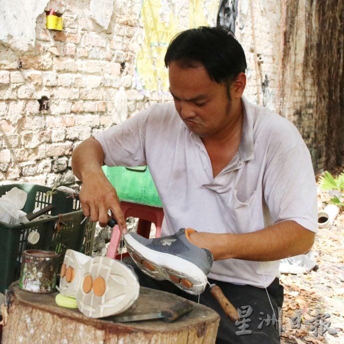 供星洲网:窥探百业:补鞋匠李毅江:一双手,一门老手艺