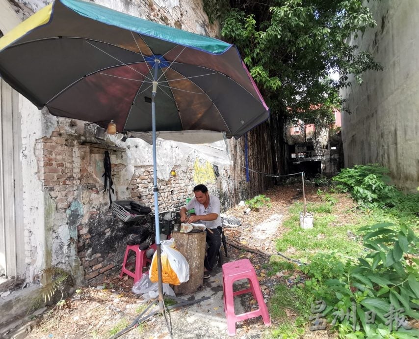 供星洲网:窥探百业:补鞋匠李毅江:一双手,一门老手艺