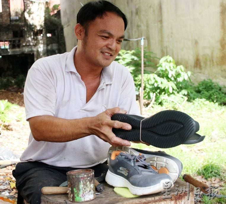 供星洲网:窥探百业:补鞋匠李毅江:一双手,一门老手艺