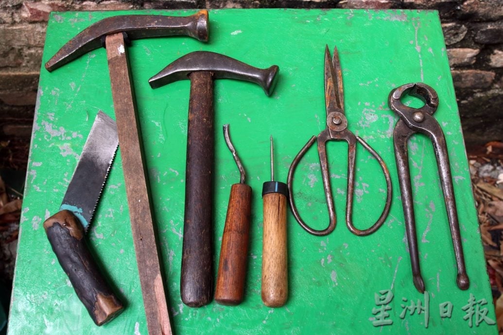 供星洲网:窥探百业:补鞋匠李毅江:一双手,一门老手艺