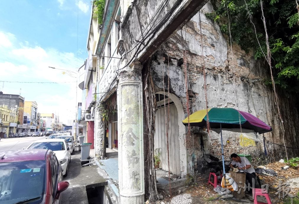 供星洲网:窥探百业:补鞋匠李毅江:一双手,一门老手艺