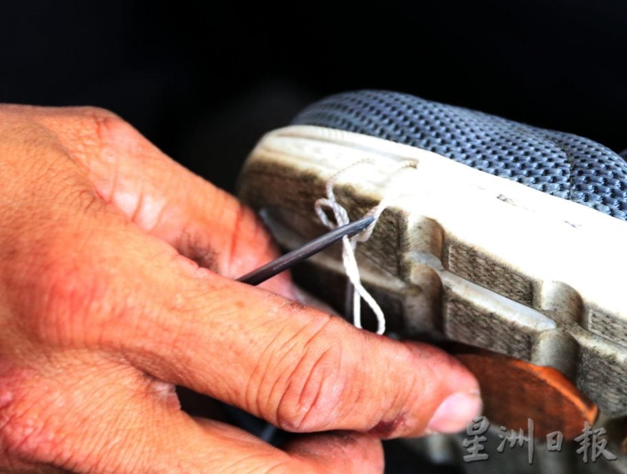 供星洲网:窥探百业:补鞋匠李毅江:一双手,一门老手艺