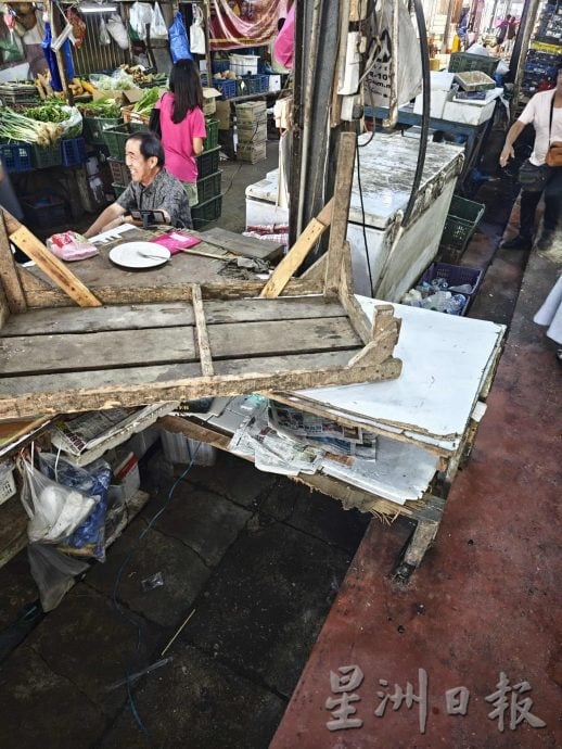 东:哥打峇鲁波格槟榔巴刹(也称华人猪肉档巴刹)将在本月11(星期二)休业一天,以方便哥打峇鲁市议会清洁队伍到此进行大扫除。