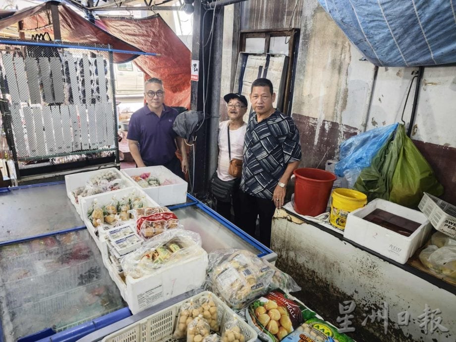 东:哥打峇鲁波格槟榔巴刹(也称华人猪肉档巴刹)将在本月11(星期二)休业一天,以方便哥打峇鲁市议会清洁队伍到此进行大扫除。