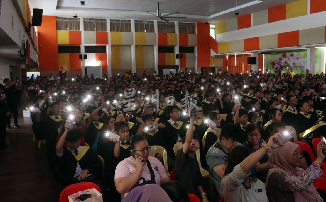 芙振中原创毕业歌曲《纸鸢》 唱出青春与离别的温度