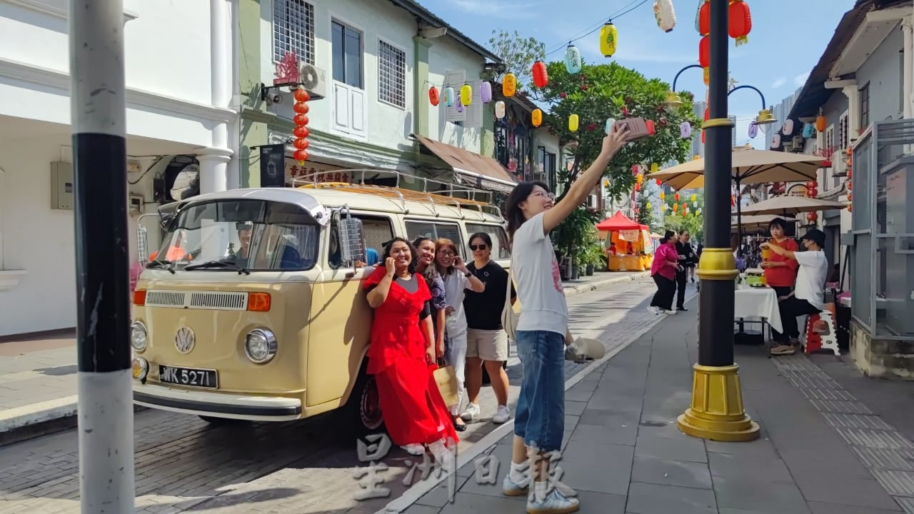 古董车驾到,老街满溢怀旧风情