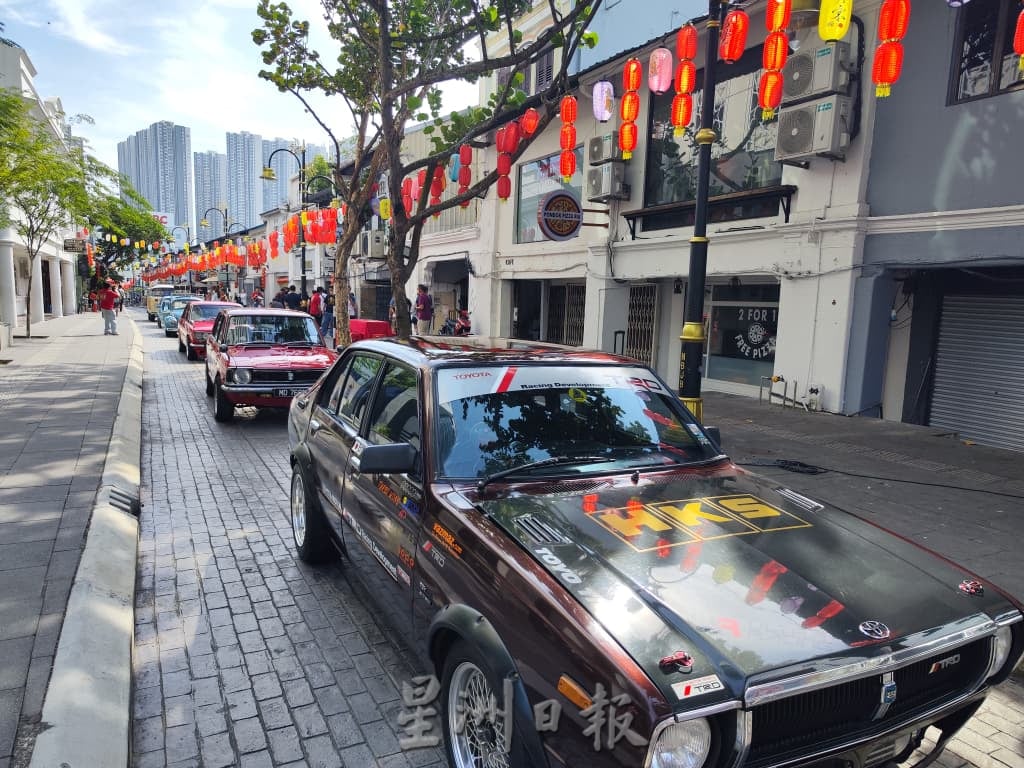 古董车驾到,老街满溢怀旧风情