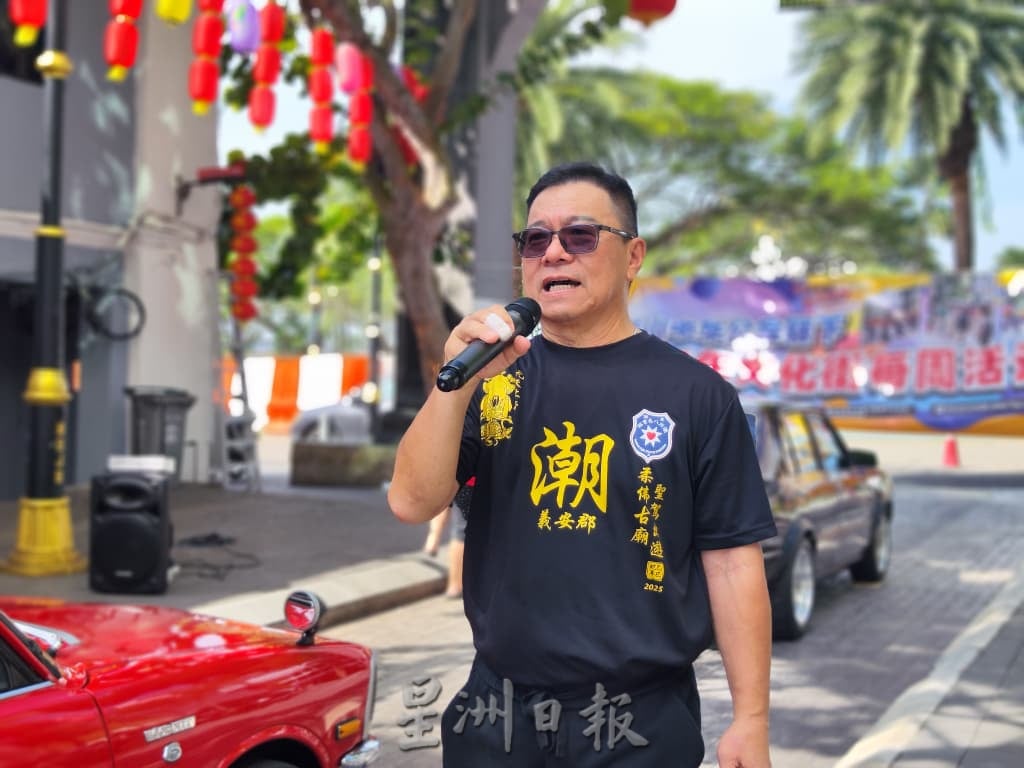 古董车驾到,老街满溢怀旧风情